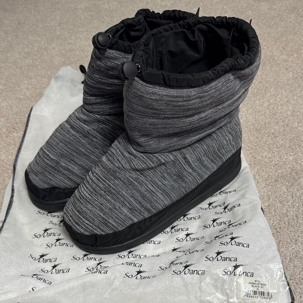 So Danca Puffer Indoor/Outdoor warmup Booties in Gray and Black